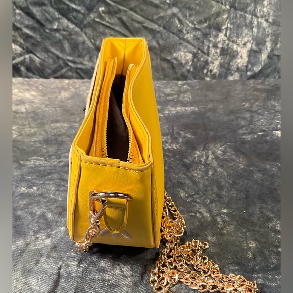 Lemon wedge shoulder strap purse. - Picture 4 of 5